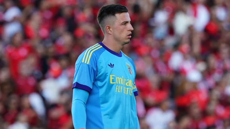 Anatoliy Trubin celebra três anos no Benfica em meio a críticas