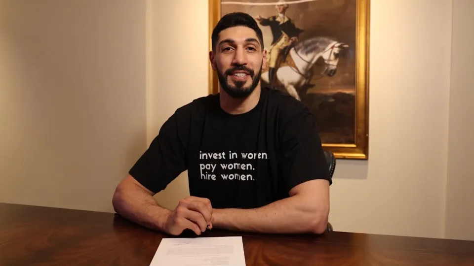 Enes Kanter, ex-estrela da NBA, não desarma e declara-se ao Draft da WNBA
