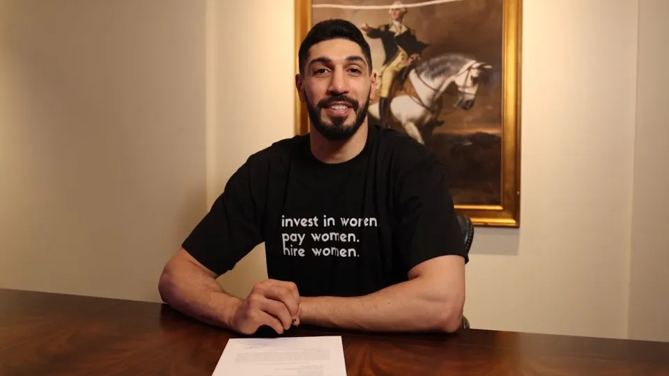 Enes Kanter, ex-estrela da NBA, não desarma e declara-se ao Draft da WNBA