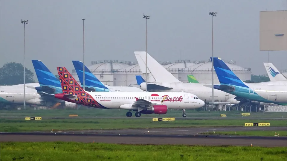 Passageiro parte janela e tenta abrir porta de avião em pleno voo