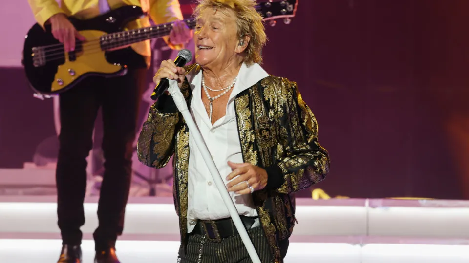 Rod Stewart adia e cancela (mais) concertos devido a problema de saúde
