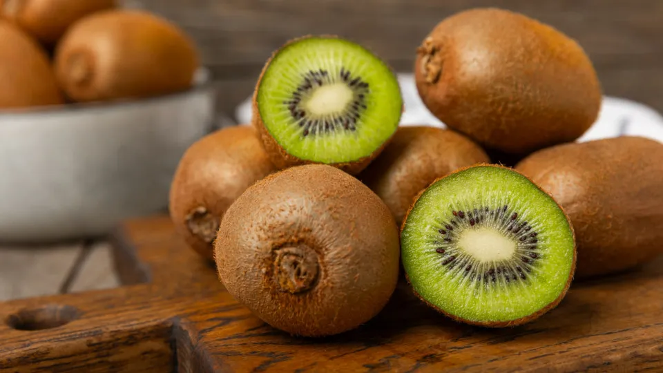Deita a casca do kiwi fora? Está a perder 5 benefícios para a saúde