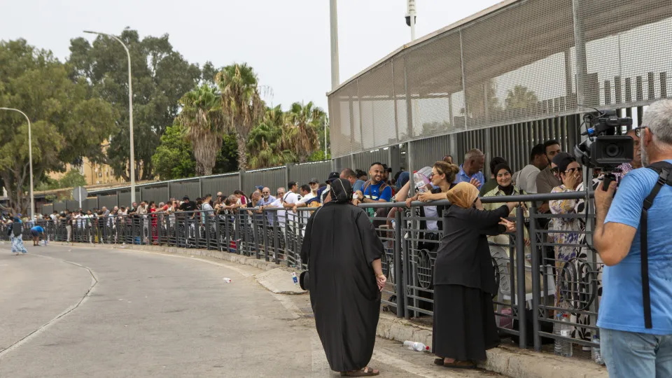 Autoridades espanholas instalam barreira flutuante em Melilla