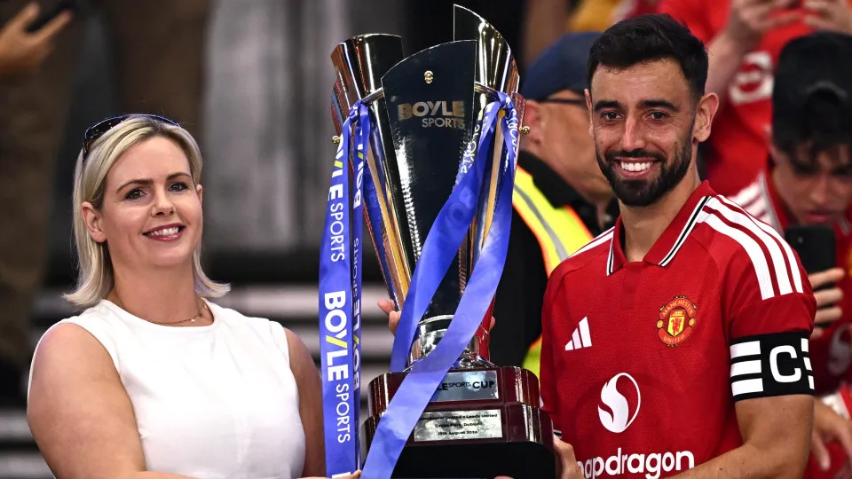 Mais uma para a conta. Bruno Fernandes e Dalot guiam United a novo troféu