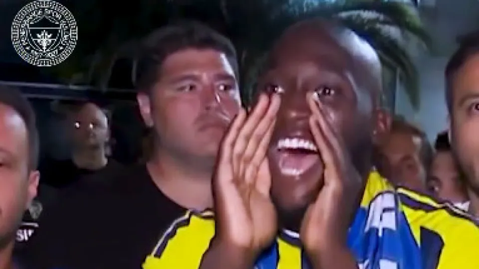 Lukaku aterra em Istambul e 'enlouquece' os adeptos do Fenerbahçe