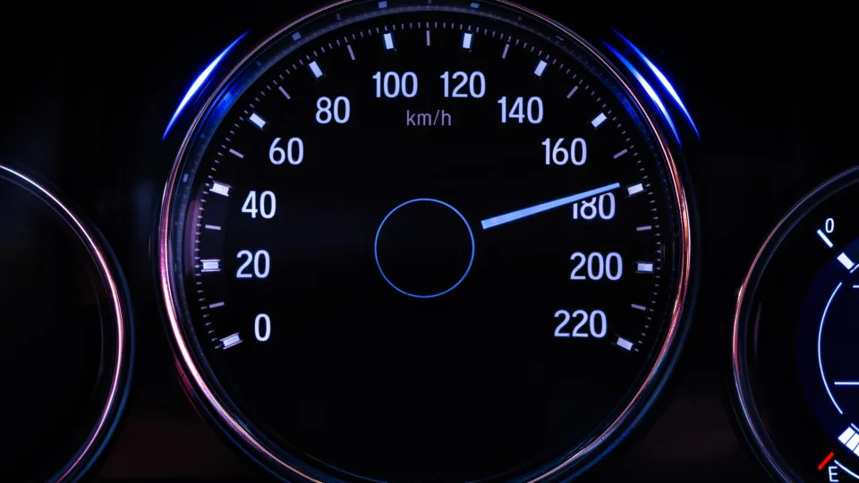 Circular a 180 km/h poderá ser crime. Os riscos da velocidade excessiva