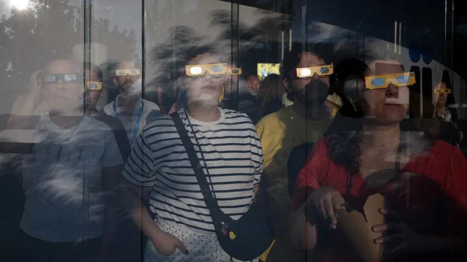 "Registo emocional". Artista fotografou "o que o eclipse faz às pessoas"