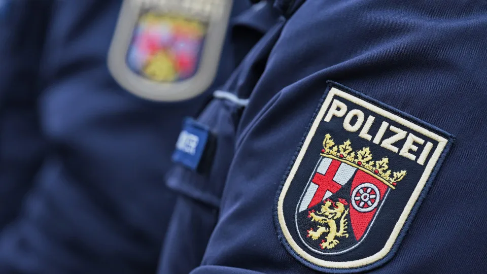 Polícia alemã investiga possível engenho explosivo em estação ferroviária