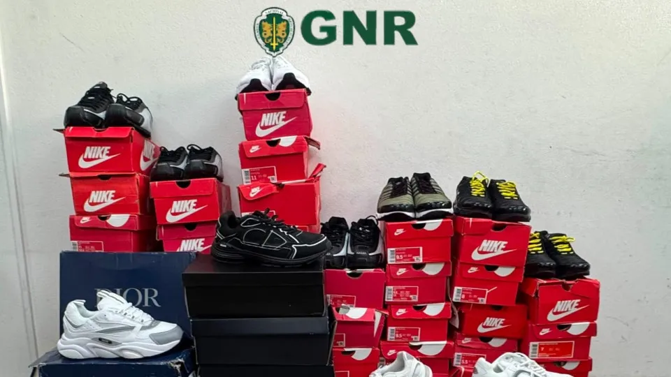 GNR apreende 77 sapatos no valor de 2.600 euros em Felgueiras