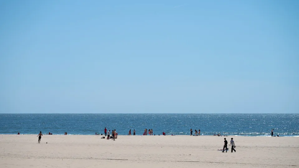 Água da praia de Matosinhos já está própria para banhos após contaminação