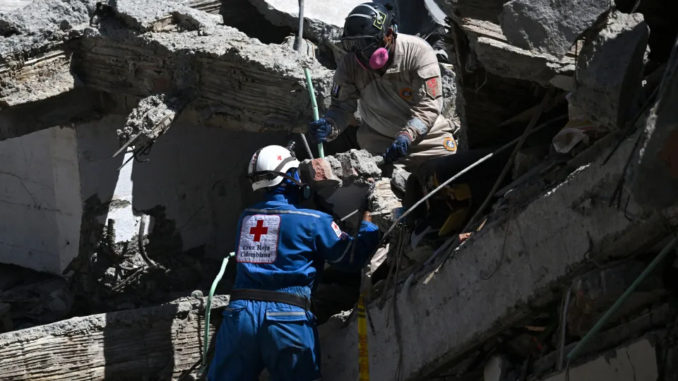 Sobe para 273 número de mortos em sismo na Colômbia