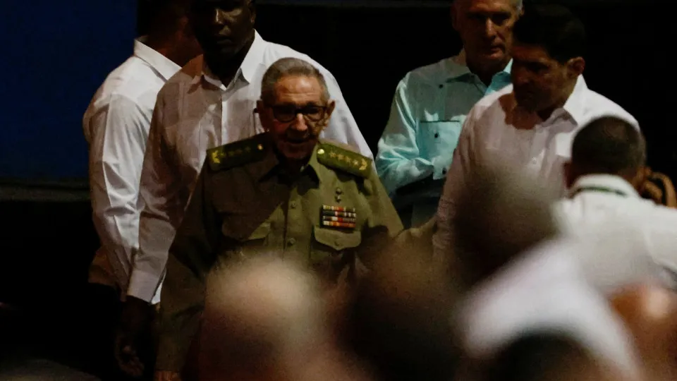 Raúl Castro, de 95 anos, reaparece no centenário de Fidel