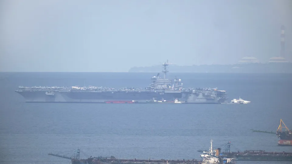 Porta-aviões ruma ao Médio Oriente após relatos de problemas no USS Lincoln