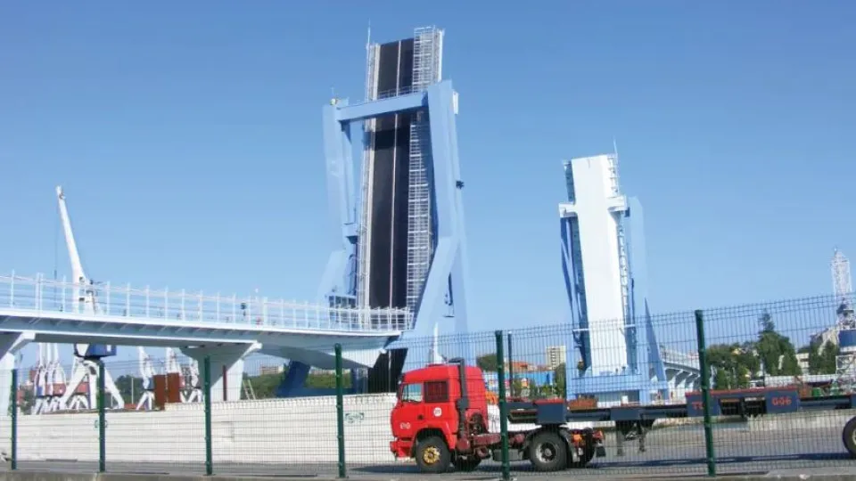 Ponte móvel de Leixões reabre hoje em Matosinhos após obras de manutenção