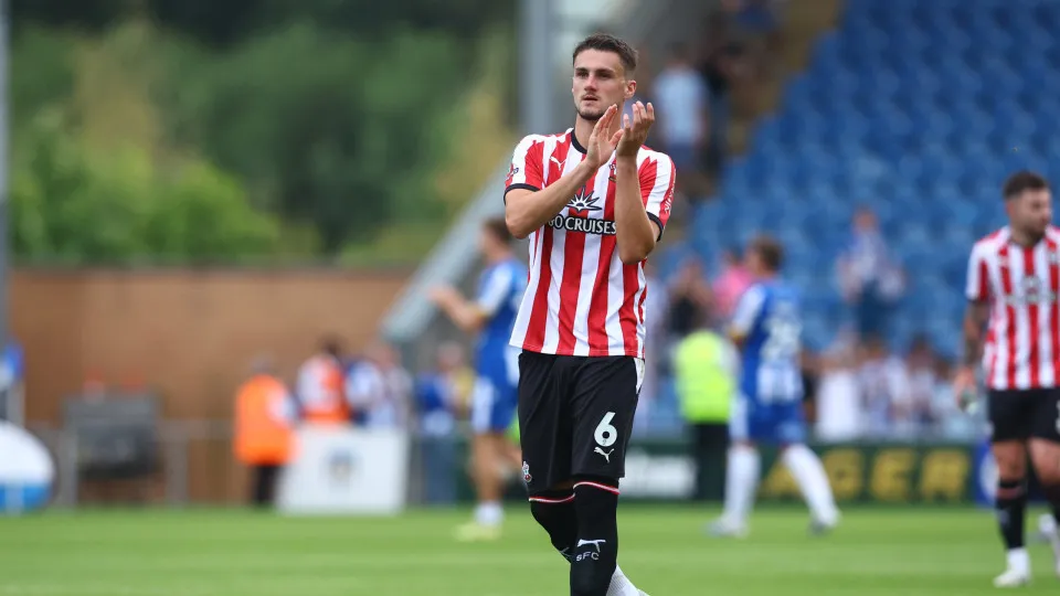 Treinador do Southampton reage ao interesse do Benfica em Harwood-Bellis