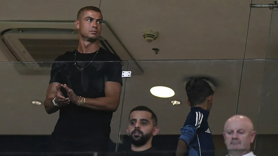Cristiano Ronaldo assiste a jogo do Al Nassr na bancada
