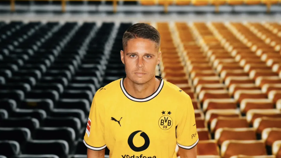 Borussia Dortmund contrata Joey Veerman do PSV Eindhoven