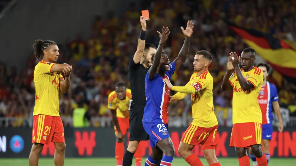 Nuno Mendes é suspenso por três jogos após expulsão na Supertaça da França