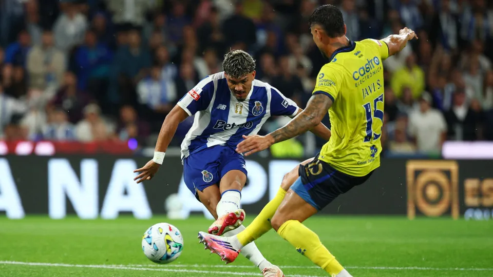 FC Porto vence Arouca e assume liderança da I Liga