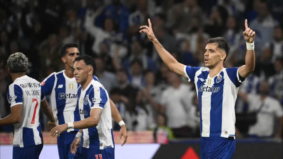 FC Porto vence Arouca e assume liderança do campeonato