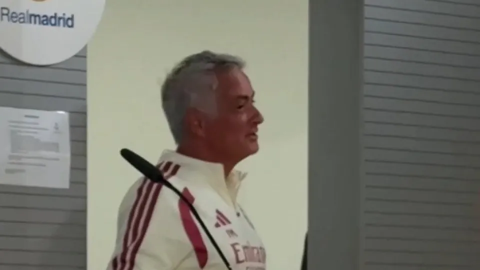Mourinho provoca risadas em conferência de imprensa antes do jogo no Bernabéu