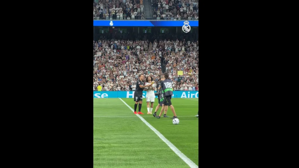 Cucurella homenageia Oyarzabal em gesto de fairplay no Bernabéu
