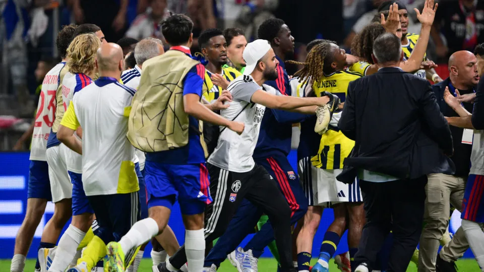 Conflito após partida entre Lyon e Fenerbahçe gera caos