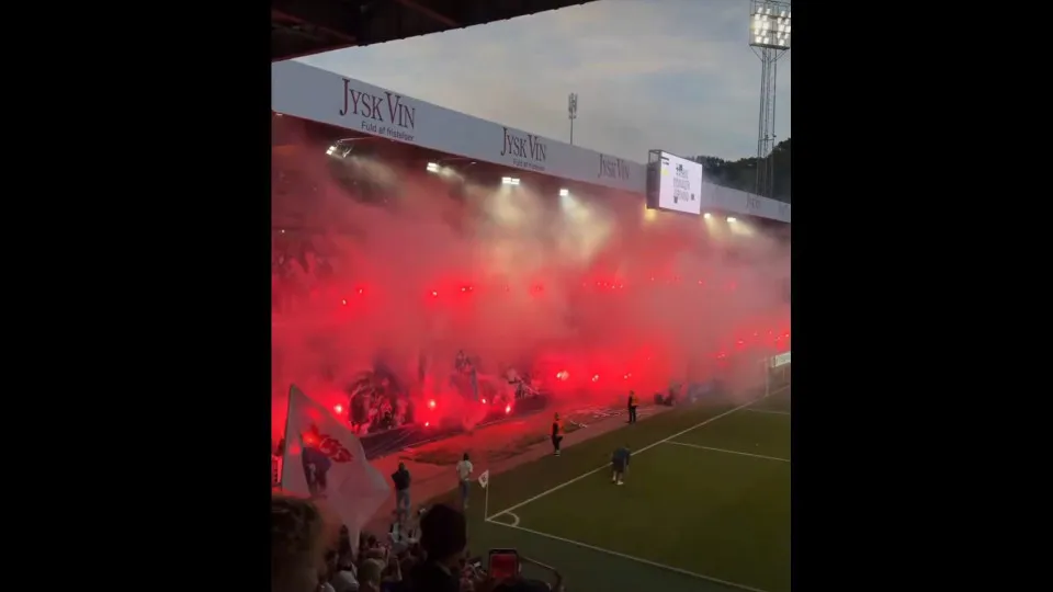 Adeptos do AGF Aarhus realizam espetáculo pirotécnico antes de jogo contra o Benfica