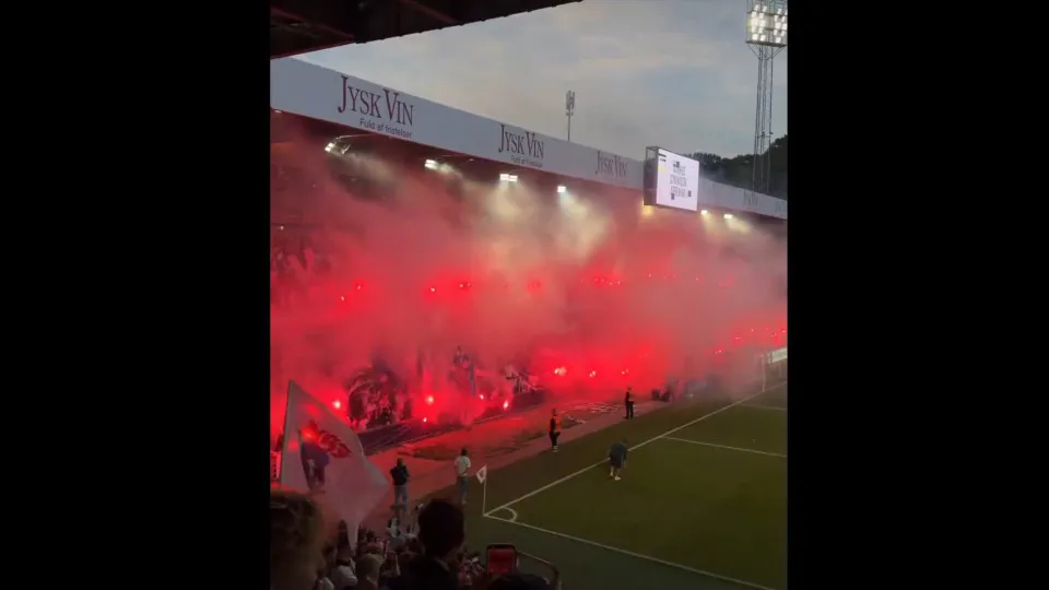 Adeptos do AGF Aarhus realizam espetáculo pirotécnico antes de jogo contra o Benfica