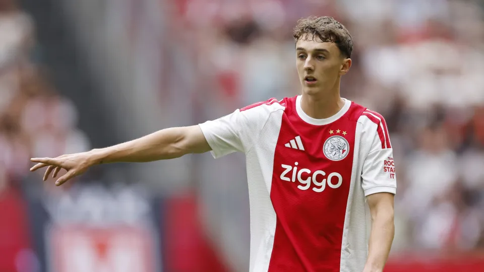 FC Porto negocia com Ajax por Youri Baas após lesão de Zaidu