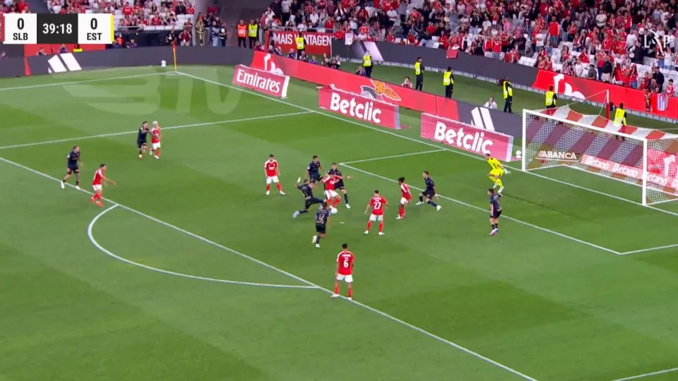 Vangelis Pavlidis marca e coloca Benfica à frente contra Estoril Praia