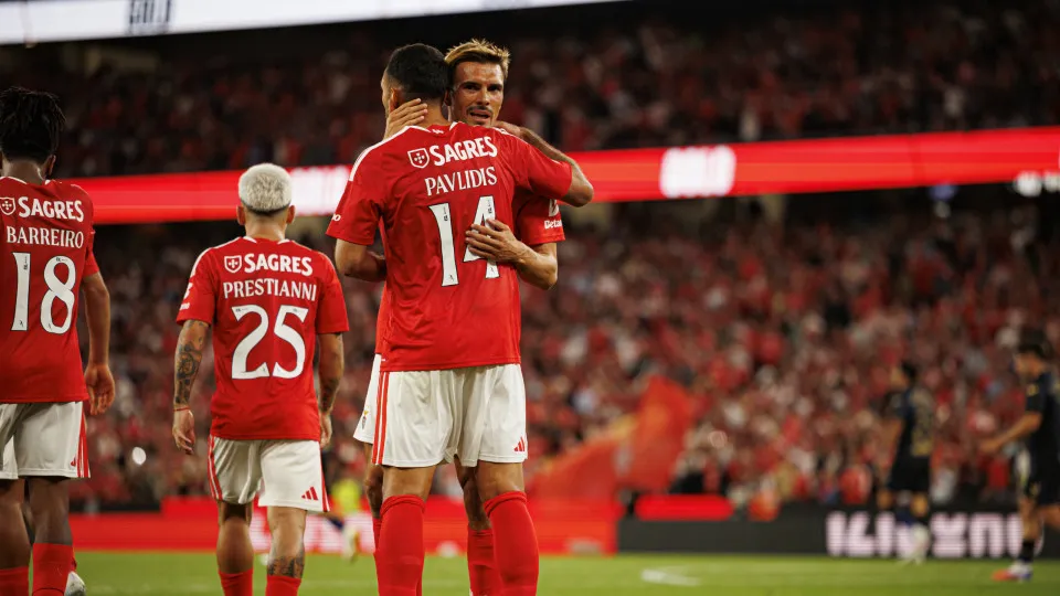 Benfica vence Estoril Praia com estreia de João Palhinha