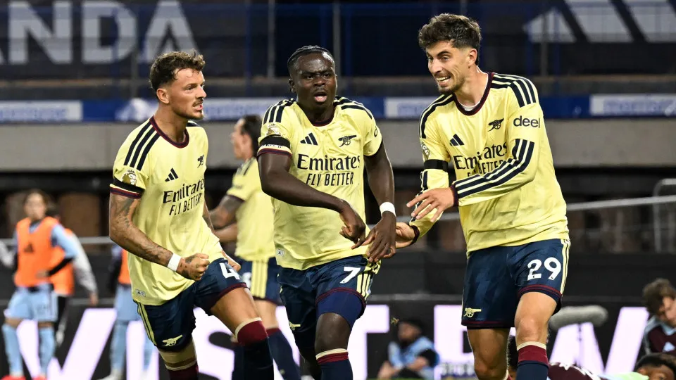 Arsenal mantém início perfeito na Premier após vitória sobre Aston Villa