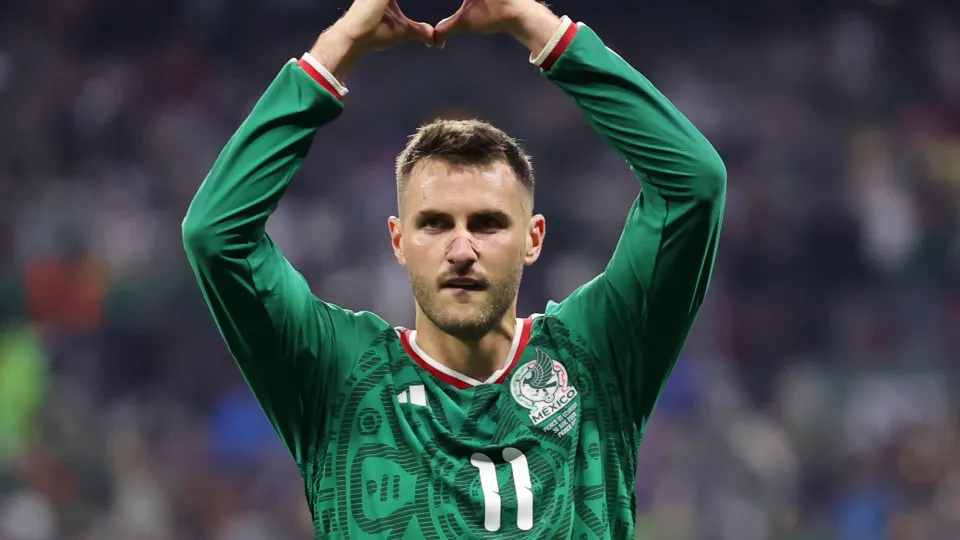 Santiago Giménez e João Souza se juntam aos treinos do FC Porto