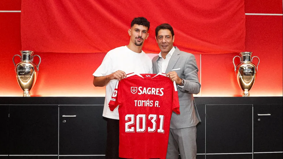 Tomás Araújo renova contrato com o Benfica até 2031