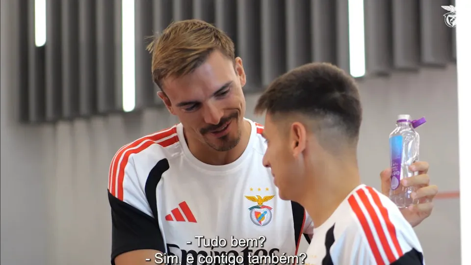 Claudio Echeverri inicia treinos no Benfica e é recebido por colegas