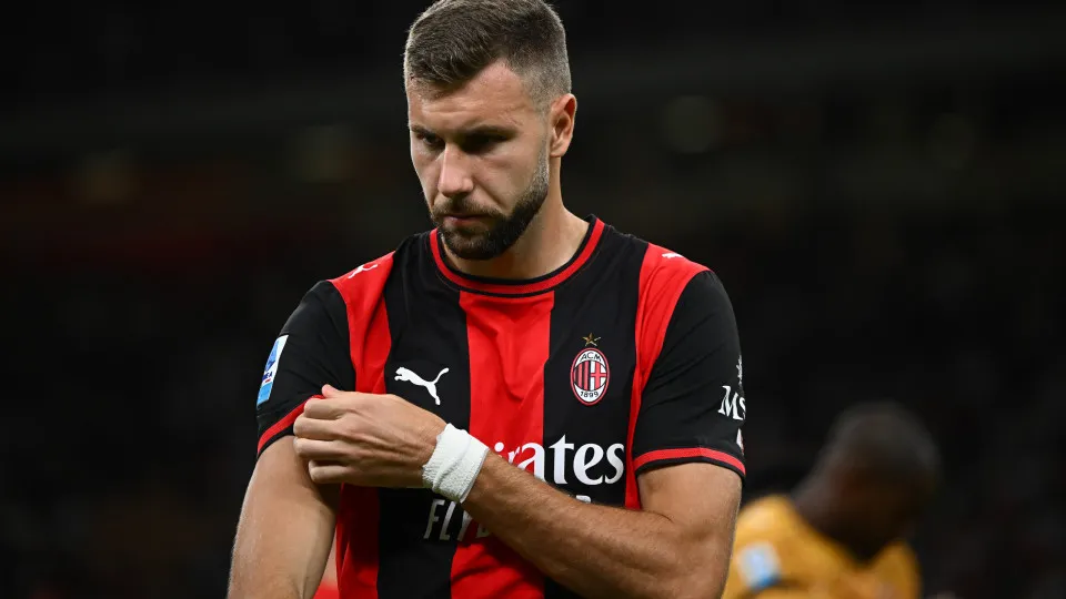 Strahinja Pavlovic renova contrato com AC Milan até 2031