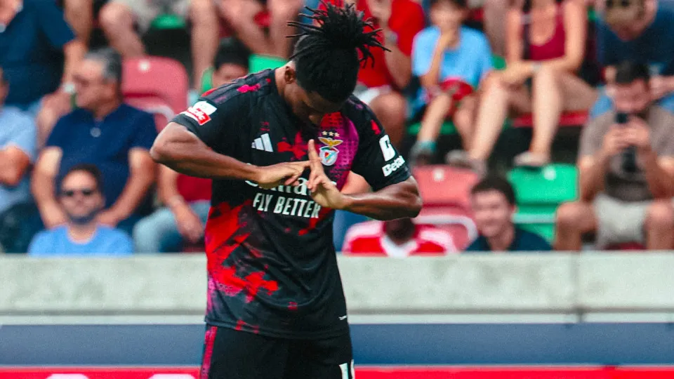 Benfica vence Marítimo por 0-3 e iguala Sporting no pódio da I Liga