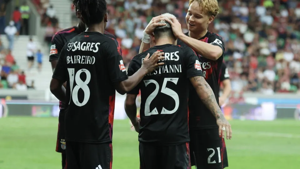Benfica vence Marítimo por 0-3 em jogo complicado