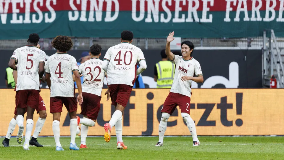 Augsburgo vence Eintracht Frankfurt e assume liderança da Bundesliga