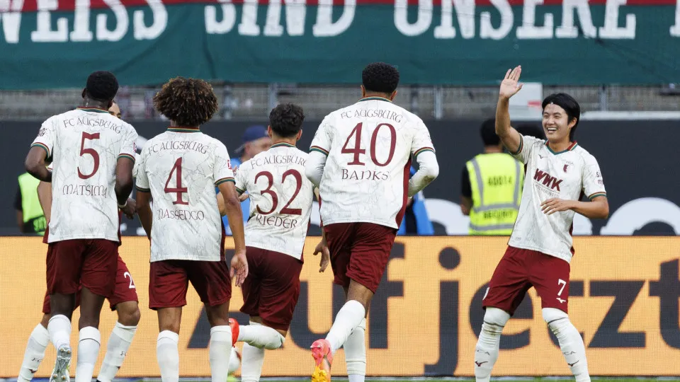 Augsburgo vence Eintracht Frankfurt e assume liderança da Bundesliga