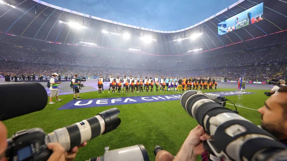 UEFA presta homenagem às vítimas das inundações no Nepal
