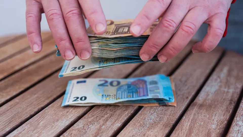 Lose Up to €706 Yearly With €10,000 in Bank: New Study - News Directory 3