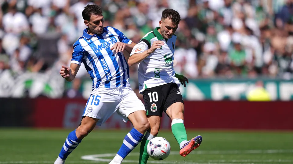 Racing vence Alavés e Barcelona se mantém na liderança da Liga Espanhola