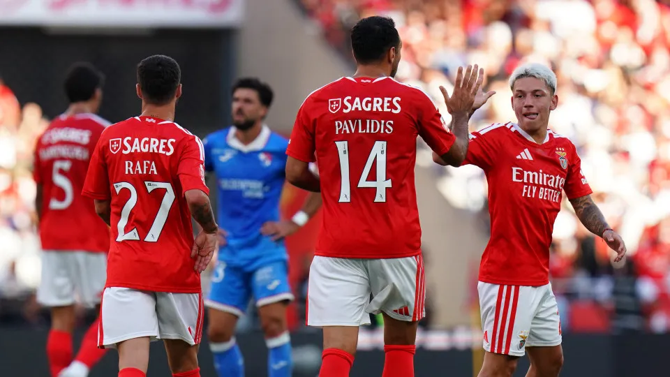 Benfica vence Gil Vicente e se aproxima do FC Porto
