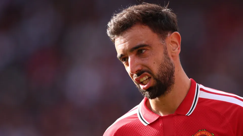 Críticas a Bruno Fernandes após expulsão de Phil Foden no dérbi de Manchester