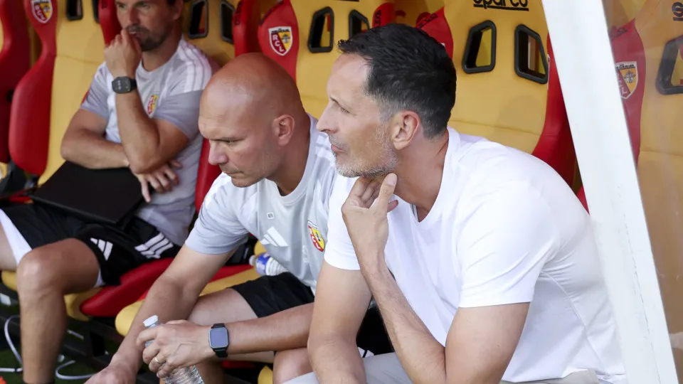 Lens demite Dino Toppmoller a um mês do jogo contra o Sporting