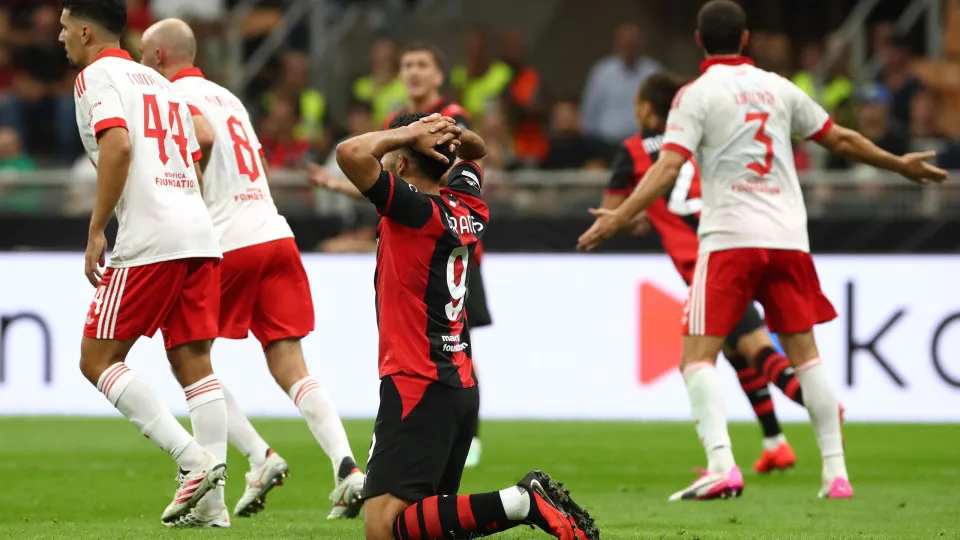 Gonçalo Ramos enfrenta crise no AC Milan após derrota para o Benfica