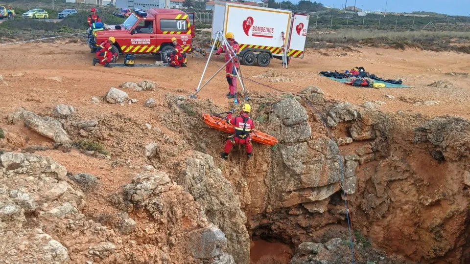 Photo: Notícias ao Minuto German Woman Dies After 20-Metre Cliff Fall in Sagres