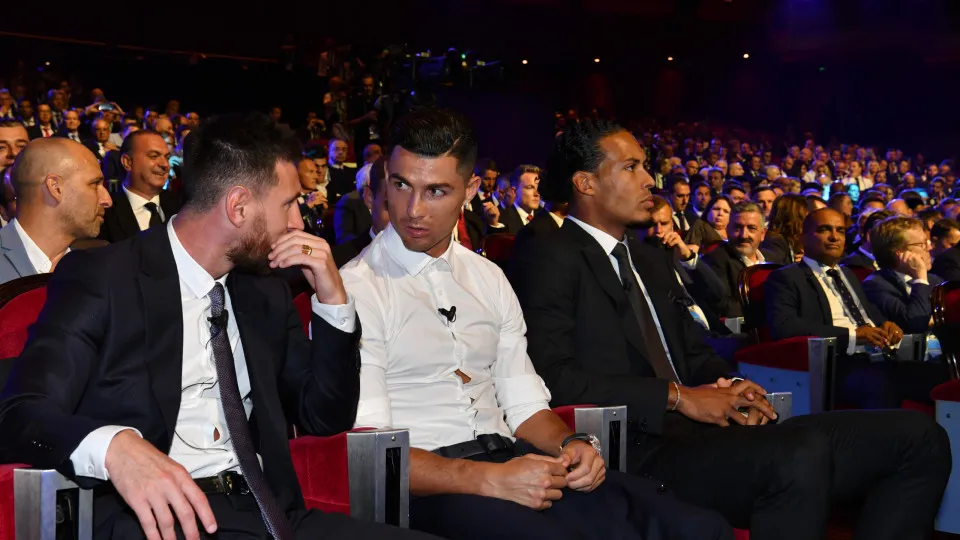 Cristiano Ronaldo homenageia Lionel Messi após despedida da seleção argentina